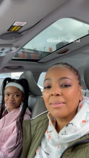 Kim Fields Instagram - We did big thangs on The Upshaws! Who saw us on location a couple times?!!? Like this time!!! Me & @iamkhalispraggins cuttin UP!😂🤣😂
#theupshaws  @netflix @strongblacklead @netflixisajoke #comedy #onlocation
