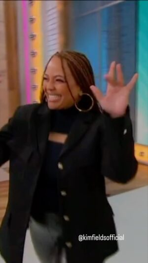 Kim Fields Instagram - HAPPY PREMIERE DAY of THE UPSHAWS!!! NEW EPISODES NOW STREAMING ONLY ON NETFLIX!!! Thank you The View, Sherri, Sirus XM & New York Live for a wonderful press tour!!!
Styled by: @vancegamble 
Braide by: @angiehairstyles 
Earrings by: @jlanijewels 
MakeUp by: #Legend 
✨🥂✨🥂

@netflix @strongblacklead @netflixisajoke @theviewabc @sherrishowtv @newyorklivetv @siriusxm #theupshaws #media #presstour #reginaupshaw #fashion #beauty #makeup #braids #style #glam