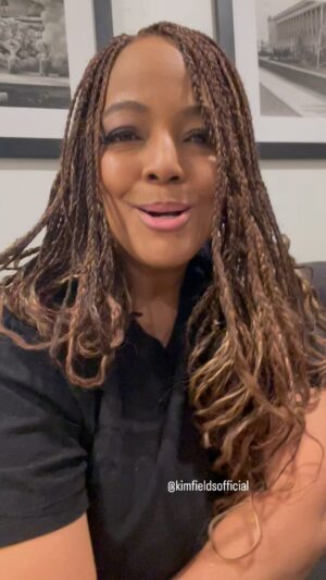 Kim Fields Instagram - #WCW MY MOMMY! She CRUSHES THE DIRECTING GAME on Tyler Perry’s Young Dylan on Nickelodeon! Especially TMRW when the honor the glorious Harlem Renaissance!! 👏🏽👏🏽👏🏽👏🏽👏🏽♥️ Mommy! 
And shoutout the The Upshaws NEW EPISODES dropping at midnight! 

#wbw #directHer #directorlife #YoungDylan @nickelodeon #theupshaws