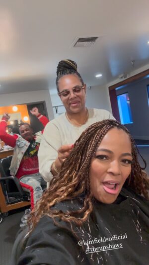 Kim Fields Instagram - The ending!!!😂🤣😂 Groove w/us & Rose Royce and Wish Upon A Star!!! WE HAVE SO MUCH FUN AT THE UPSHAWS!!!😂🥰🤣😂 @yvetteshelton100 @offplanetish @juicebox_entertainment 
✨⚡️
I do not own the rights to the music playing in the background. No copyright infringement.

#hair #theupshaws @strongblacklead @netflixisajoke @netflix #music #saturday #goodvibes  @roseroycehits #weekend #dance