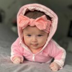 Kim Glow Instagram - À bientôt deux mois, ma petite merveille illumine chaque instant de ma vie. Le temps file à une vitesse vertigineuse, mais à travers chaque sourire, chaque regard tendre, je réalise que je n’avais jamais compris le véritable sens de l’amour avant sa venue Elle est mon trésor ma fierté et chaque battement de mon cœur lui appartient 🩷 #babygirl #bebefille #newborn #baby #bossbaby #taliaglow #hugoboss #hugobossbaby #mybaby