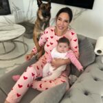 Kim Glow Instagram - Thaïger semble déterminé à escalader les sommets de ma patience avec ses hormones en ébullition et ses tentatives incessantes de me monter comme un trophée 🏔️ Ce jeu de pouvoir hilarant mais épuisant me pousse à réfléchir : devrais-je opter pour la castration pour apaiser ses ardeurs ? Mais alors je me retrouve face à un dilemme : sacrifier sa virilité pour notre confort ou admirer sa beauté naturelle et sa force indomptable 🤔 Un vrai casse-tête canin ! #malinois #bergerbelgemalinois #malinoislovers #malinoisofinstagram