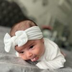 Kim Glow Instagram - Chaque changement de couche est une petite pause magique où je dépose Talia sur son ventre. En une minute, elle relève sa tête avec une détermination éblouissante. Ma petite prodige grandit à une vitesse incroyable, toujours en avance pour son âge. C’est une source infinie de fierté de voir ses progrès constants à 1 mois et demi ✨ #FièreMaman #TaliaGranditTropVite #babygirl #newborn #taliaglow #kimglow #nouveauné #girl