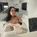 Kim Glow Instagram - Entre une tétée d'amour et une séance de tir lait, voilà ma nouvelle vie de jeune maman en action. Mon sein gauche fait office de cantine, pendant que le droit prend son rôle de tireur lait très au sérieux. Qui aurait cru que mes journées seraient aussi bien orchestrées ?! #mumlife #mummy #viedemaman