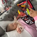 Kim Glow Instagram - Exploration colorée avec bébé! 🌈👶✨ Combien de temps dure la phase d’éveil de votre petit trésor ? La mienne atteint près d’une heure à 1,5 mois presque 2 déjà 😱 Partagez vos expériences et conseils de parents dans les commentaires! 💕 comme vous le voyez, je donne beaucoup d’amour et de patience à mon fils Thaïger autant d’attention qu’avant, voire pour qu’il ne se sente pas délaissé et malheureux, et qu’il ne développe aucune aucune jalousie envers le bébé, surtout ne pas l’exclure en l’enfermant dans le jardin ou autre, ce serait la pire des choses … Il faut l’inclure à votre vie de famille. C’est une boule d’amour qui ne demande que ça.🤍 #Parentalité #BébéCurieux #ÉveilColoré #babygirl #newborn #malinois #bergerbelge #bergerbelgemalinois