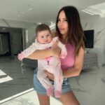 Kim Glow Instagram - Je souhaite partager avec vous un aspect de ma vie que je trouve difficile à exprimer. Malgré l’amour que je porte à ma famille et à mes amis, je me trouve dans l’incapacité de laisser quiconque toucher ma fille, même les personnes les plus proches. C’est un instinct viscéral, une force intérieure qui dépasse ma volonté. Je veux que vous compreniez que cette décision vient, d’une peur profonde, d’une angoisse irrépressible pour la santé de ma fille.C’est une lutte quotidienne un équilibre fragile entre l’amour que je ressens pour vous tous et la protection farouche que je dois assurer à ma petite. Je vous demande votre compréhension et votre soutien dans cette démarche, car c’est une réalité difficile à vivre pour moi. C’est cette anxiété, cette terreur silencieuse, qui me pousse à la protéger C’est un combat intérieur, une lutte contre un sentiment indéfinissable, difficile à nommer… Je sais que certaines mamans pourront comprendre ce que je ressens, car elles vivent peut-être une situation similaire. Cependant, je suis consciente que chaque maman est unique et que toutes ne réagissent pas de la même manière. Si vous faites partie de celles qui peuvent comprendre ma situation, je vous encourage à témoigner en commentaire pour partager votre expérience et offrir votre soutien. Et pour celles qui ne se retrouvent pas dans cette réalité, n’hésitez pas à échanger avec nous pour mieux comprendre cette perspective. Ensemble, en tant que communauté de mamans, nous pouvons nous soutenir, nous écouter et nous aider à traverser ces défis du quotidien💔❤️🙏🏼