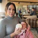 Kim Glow Instagram - Première sortie avec ma fille Talia qui a deux mois déclenche en moi une série d’angoisses quasi maladives La peur s’installe l’idée que mon bébé puisse attraper un virus plane constamment. La foule devient un terrain de stress, les interactions avec les gens une source d’angoisse C’est difficile à expliquer, mais chaque sortie est une bataille mentale je prends Thaïger avec moi car il me rassure mon super fils protecteur 🙏🏼 Je souhaite que vous compreniez, sans jugement, que c’est un défi émotionnel 💔
