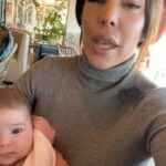 Kim Glow Instagram - Première sortie avec ma fille Talia qui a deux mois déclenche en moi une série d’angoisses quasi maladives La peur s’installe l’idée que mon bébé puisse attraper un virus plane constamment. La foule devient un terrain de stress, les interactions avec les gens une source d’angoisse C’est difficile à expliquer, mais chaque sortie est une bataille mentale je prends Thaïger avec moi car il me rassure mon super fils protecteur 🙏🏼 Je souhaite que vous compreniez, sans jugement, que c’est un défi émotionnel 💔