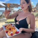 Kim Glow Instagram - L'été, ma saison préférée, est enfin là pour illuminer mes journées ! ☀️💛 #sttropez #moorea #mooreasttropez #healthylifestyle #healthyfood #fruits #summer #summervibes #pregnancy #pregnant