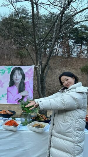 Kim Hee-seon Instagram - 감사히  잘~~~먹겠습니다!!!!!!!!!! 🙏고마워요🩵깊은 산속 촬영중에 ~ 이렇게 맛있는 부페가 땋 !!!!!!🥹울팀 최고🫡