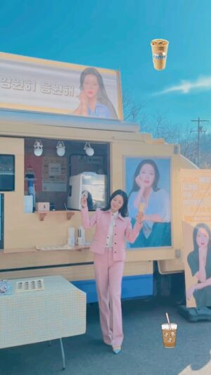Kim Hee-seon Instagram - 내사랑🩵정연언니  럽유럽유😘 고마워잉🥰<품위있는 그녀>의  소중한 인연🙏  늘 함께하자🫡 언니
추운날, 커피와 함께  도착한 따뜻한 언니의 마음🐻🫶