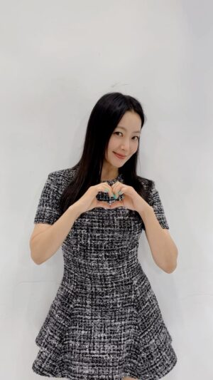 Kim Hee-seon Instagram - #우리집  첫  방송까지 3일  남았당 🏡🤍🖤🤍