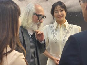 Kim Hee-seon Instagram - 강형구 선생님💛
아주 특별한 만남🙏
아름다운 전시회🖼️
< ATO ; 아름다운 선물 展 >
📍 일정 : 
2023년 9월 22일부터 
~ 10월 15일까지

📍 장소 : 
더여의도 현대 6 층 ALT. 1

📍 참여작가 : 
#박서보 #이우환 #박석원 
#김강용 #강형구 #이이남