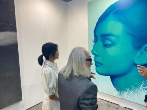 Kim Hee-seon Instagram - 강형구 선생님💛
아주 특별한 만남🙏
아름다운 전시회🖼️
< ATO ; 아름다운 선물 展 >
📍 일정 : 
2023년 9월 22일부터 
~ 10월 15일까지

📍 장소 : 
더여의도 현대 6 층 ALT. 1

📍 참여작가 : 
#박서보 #이우환 #박석원 
#김강용 #강형구 #이이남