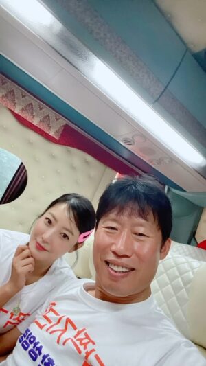Kim Hee-seon Instagram - 오늘도 모두 행복해져라💛#달짝지근해 무대인사 오늘도 즐겁게 출발💋