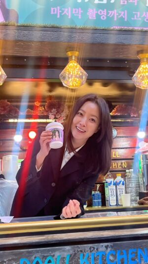 Kim Hee-seon Instagram - 영화 <달짝지근해:7510> 인연으로  우리 드라마 막촬까지 챙겨준 이뿌고 사랑스러운 울 선화🤗 영화 촬영때도 분위기 메이커였는데 덕분에 오늘 촬영장 분위기도 달달해졌어요😍커피차🥤  간식차까지🍢🍗 통큰 선화야💋사랑햐👍 럽유럽유🩵