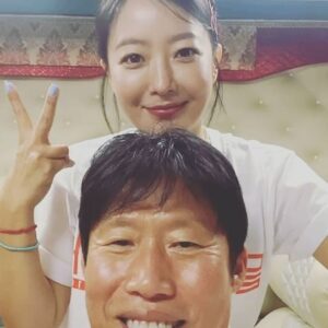 Kim Hee-seon Instagram - 달짝지근한 2층 석탑😋(해진&희선) 토요일 #달짝지근해 #무대인사 출근길😎 달달한 #달짝지근해 보러 극장으로 오세용🧡