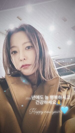 Kim Hee-seon Instagram - 🙏Happy new year🩵