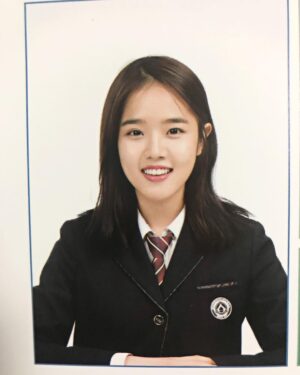 Kim Hyang-gi Instagram - #졸업 요즘 인스타 업로드할일이많다. 마지막 교복의 졸업앨범 .
친구들도 고맙고 선생님 너무 감사합니다🎊
