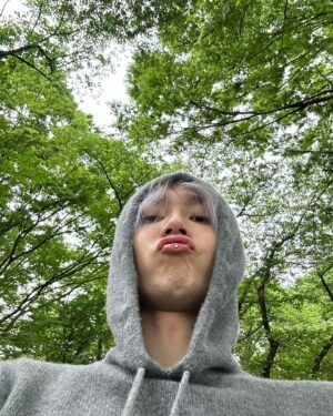 Kim Hyo Jong Instagram - 👋🌳