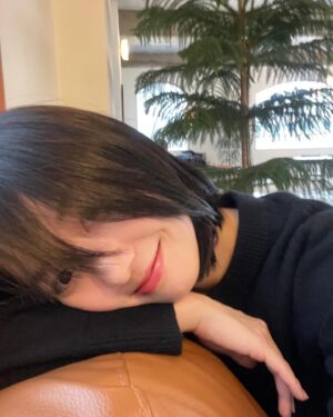 Kim Hyun-soo Instagram - 내 단발 아직두 어색💁‍♀️