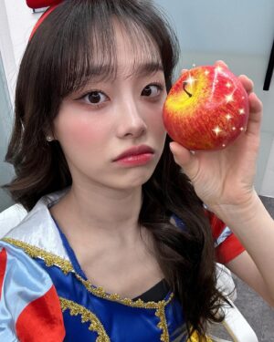 Kim Ji-woo Instagram - 🍎🍏✨