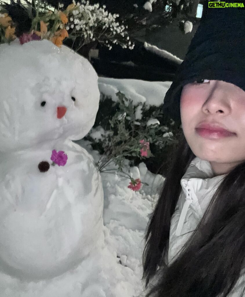 Kim Ji-woo Instagram - 누군가 즐거우며 만든 눈사람이 나를 즐겁게 했다🤍💭☃️🌈✨