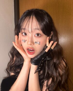 Kim Ji-woo Instagram - 두통NO 꽃받침포즈🌷