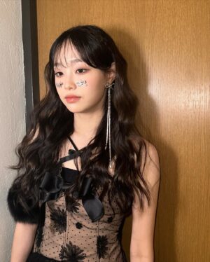 Kim Ji-woo Instagram - 두통NO 꽃받침포즈🌷