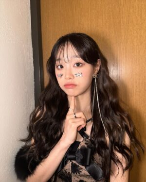 Kim Ji-woo Instagram - 두통NO 꽃받침포즈🌷