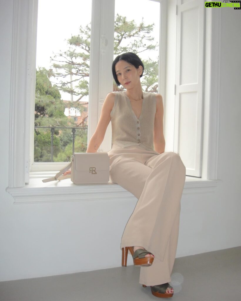 Kim Na-young Instagram - 뉴욕느낌 물씬 나는 랄프 로렌의 최상위 여성복 라인 랄프 로렌 컬렉션의 RL 888 크로스바디 🤍👜 #RL888 #RLCollection #랄프로렌컬렉션