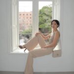 Kim Na-young Instagram – 뉴욕느낌 물씬 나는 랄프 로렌의 최상위 여성복 라인 랄프 로렌 컬렉션의 RL 888 크로스바디 🤍👜
 #RL888 #RLCollection #랄프로렌컬렉션