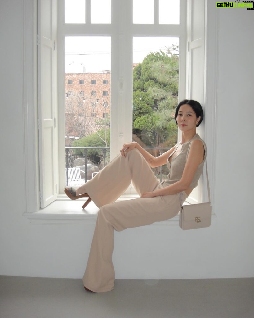 Kim Na-young Instagram - 뉴욕느낌 물씬 나는 랄프 로렌의 최상위 여성복 라인 랄프 로렌 컬렉션의 RL 888 크로스바디 🤍👜 #RL888 #RLCollection #랄프로렌컬렉션