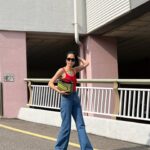 Kim Na-young Instagram - 로에베의 파울라이비자 컬렉션이 신세계강남 1층에 팝업을 오픈했다고 해요. 💛 제가 들고 있는 가방은 로에베의 아이코닉한 퍼즐백의 우븐라피아버전인데 여름에 포인트 주기 딱 좋은 가방인거 같아요. 팝업은 28일까지니까 많이많이 구경가셔서 여름을 미리 느껴보세요. ☀️😎🏝️ (그리고 로에베의 모든 바스켓백 구매시 바스켓백 직조 지역사회에 기부된다고 하네요.) #LOEWE #LOEWEPaulas