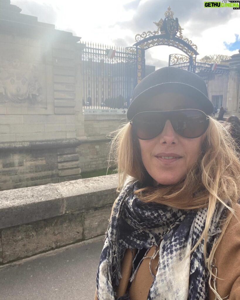 Kim Raver Instagram - Au Revoir Paris, it’s been amazing!! Had such a giggle watching #GreysAnatomy in France and hearing Bailey speak fluent French 🤣👏