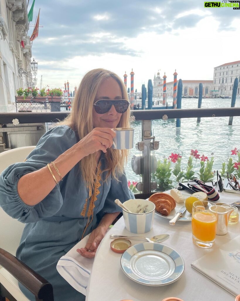 Kim Raver Instagram - Good morning, Venice ☀️🇮🇹 #thegrittipalace #TheLuxuryCollection #suppliedby @thegrittipalace