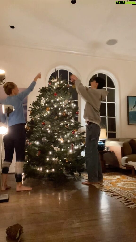 Kim Raver Instagram - Love decorating the tree this time of year! ✨❤️✨