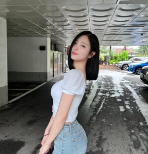 Kim So-hee Thumbnail - 147.7K Likes - Most Liked Instagram Photos