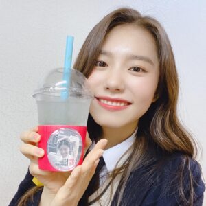 Kim So-hye Instagram - 깜짝 커피차라니ㅜㅜㅜㅜㅜㅜㅜ
황승기 감독님 감사합니다!
PS. 덕순이 이제 학교도 댕기구 
글도 잘 써유🥺 더 열심히 할게유😋꼭!