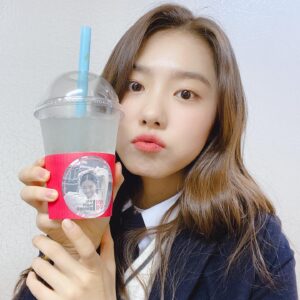 Kim So-hye Instagram - 깜짝 커피차라니ㅜㅜㅜㅜㅜㅜㅜ
황승기 감독님 감사합니다!
PS. 덕순이 이제 학교도 댕기구 
글도 잘 써유🥺 더 열심히 할게유😋꼭!