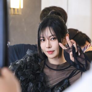 Kim So-yeon Instagram - 😎🖤