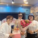 Kim Sook Instagram - 아마도 2002년이였나?? 암튼 그때쯤 촤화정의 파워타임 첫 출연을 했던것 같아요..그리고 오랫동안 고정출연을 하고... 세월이 흘러 촤파타 마지막주를 함께하고 왔습니다. 중간중간 울컥했지만 우린 끝까지 웃으면서 헤어졌어요!! 잘 참아낸 화정,은이, 나 자신에게 박수를 보내며.. 수고하셨습니다.그리고 나의 힘든시간을 함께해줘서 고마웠어요~