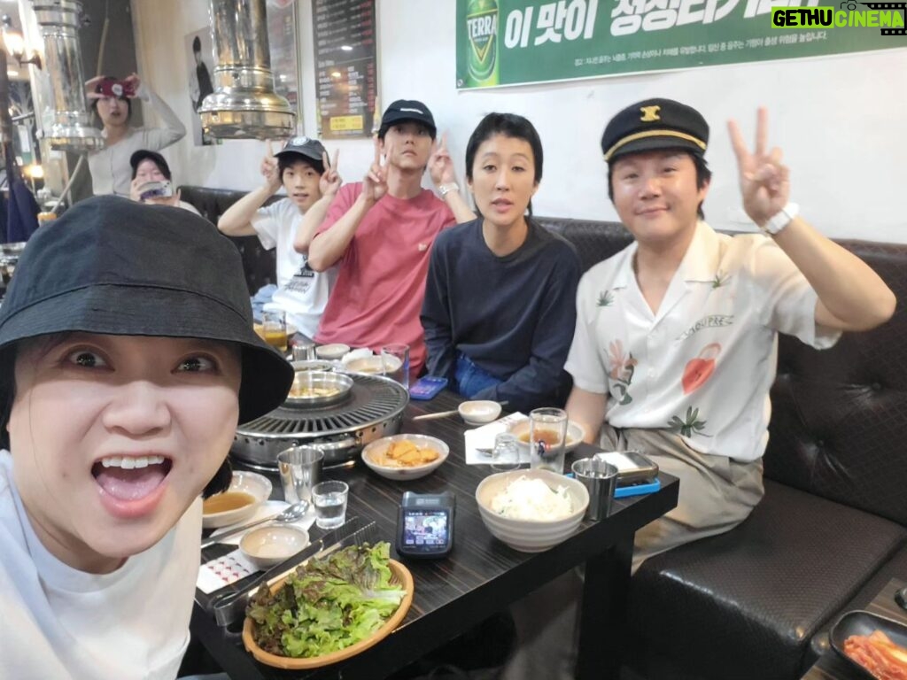 Kim Sook Instagram - 물벼락 이후 개운한 마음으로 회식참가 #홍진경 장우영이 쏘는날!!! #홍김동전 #수저게임