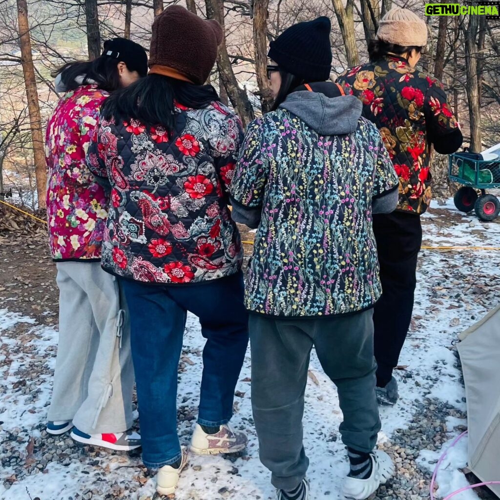 Kim Sook Instagram - 동생들과 똑같이 옷 맞춰입고 캠핑하기 ^^ 2024년도 캠핑은 계속됩니다