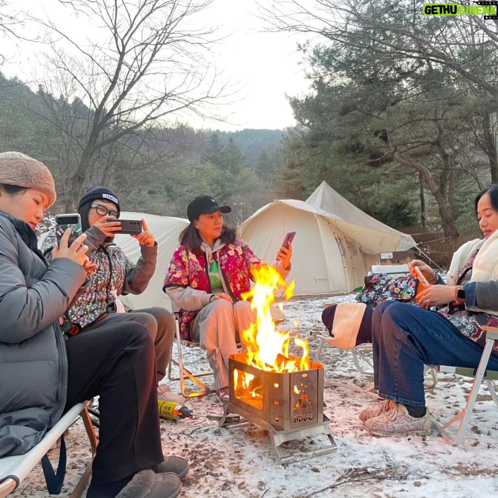 Kim Sook Instagram - 동생들과 똑같이 옷 맞춰입고 캠핑하기 ^^ 2024년도 캠핑은 계속됩니다