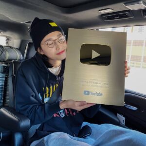 Kim Yeon-koung Instagram - 음 골드는 다르네 잼잼이들 고마워 💛💛💛
#YouTube #onemilionsubscribers #식빵언니유튜브 #골드버튼