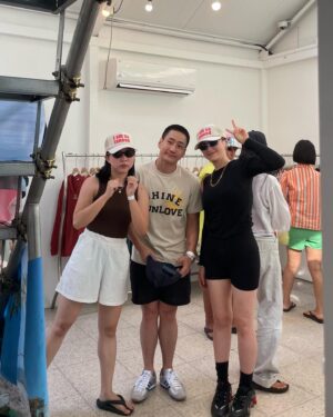 Kim Yong-ji Instagram - 쑥스러워가 셀피는 차에서만 가능
친구들
학연 마라케시 영욱이
가족회의 
고성 끝🏝️