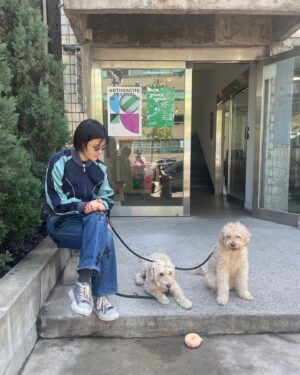 Kim Yong-ji Instagram - 강아지와 함께하는 주말🐶
저녁에는 무조건 구미호뎐 1938 
#구미호뎐1938 

본방사수💞