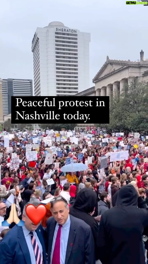 Kimberly Williams-Paisley Instagram - Students walking out of school and peacefully protesting in #Nashville today, one week after the tragic Covenant shooting. 🙏🏻❤️🙏🏻❤️🙏🏻❤️ Via @thetnholler