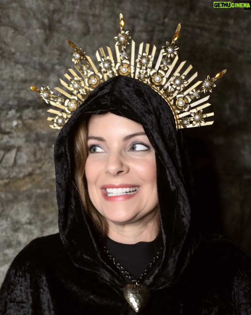 Kimberly Williams-Paisley Instagram - Happy International Women’s Day! Hope you feel like the queen that you are today. 👑👑 #internationalwomensday H/m/u and photo by fabulous female and friend @lauragodwinland wardrobe by my soul sister @jenniferkempwardrobe